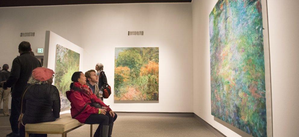 参观者在画廊里欣赏绘画.